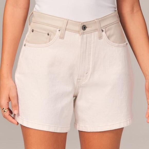 NEW Abercrombie The Dad Short High Rise Cream Faux Leather Waist - Size 30/10 - Picture 3 of 9